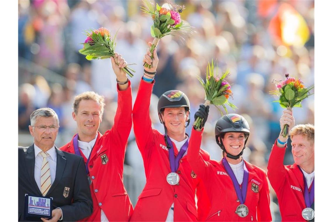 Christian Ahlmann (l-r), Daniel Deußer, Simone Blum und Marcus Ehning feiern ihr EM-Silber in Rotterdam. Foto: Rolf Vennenbernd