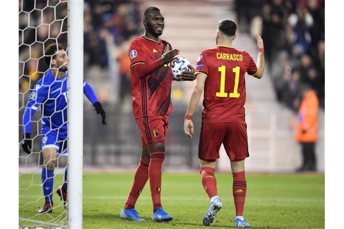 Christian Benteke (M) und Yannick Carrasco feierten mit Belgien einen klaren Sieg gegen Zypern. Foto: Yorick Jansens/BELGA/dpa