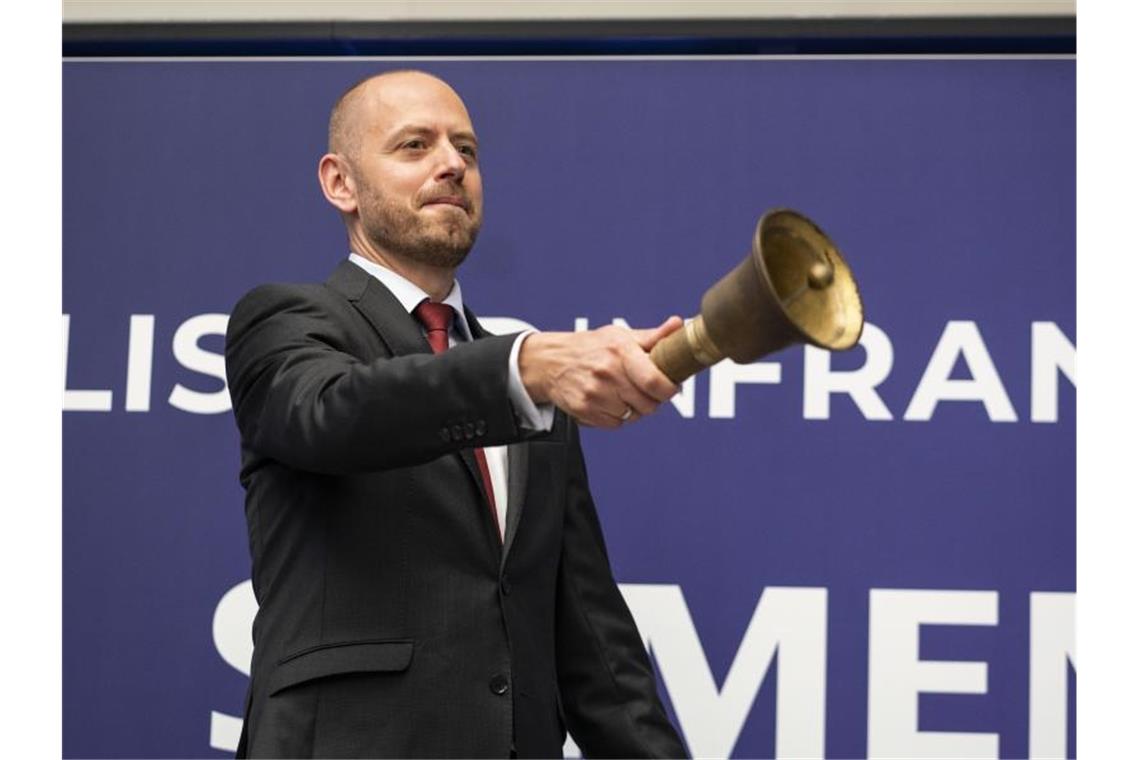 Christian Bruch, der Vorstandsvorsitzende von Siemens Energy, läutet in der Frankfurter Wertpapierbörse traditionell die Glocke nach der Erstnotierung seines Unternehmens. Foto: Frank Rumpenhorst/dpa