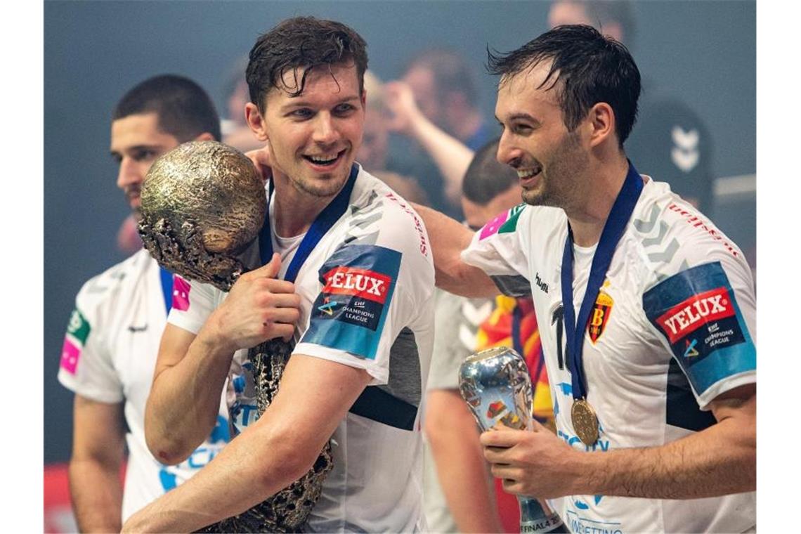 Dissinger gewinnt mit Skopje Handball-Champions-League Christian Dissinger (l) will den Pokal nicht mehr aus der Hand geben. Foto: Marius Becker