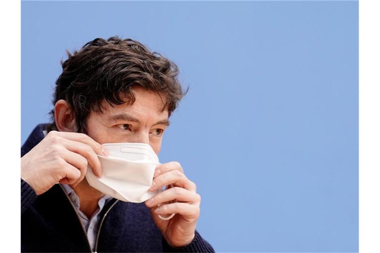Christian Drosten, Direktor des Instituts für Virologie an der Charité Berlin, bei einer Pessekonferenz zur aktuellen Corona-Lage. Foto: Kay Nietfeld/dpa