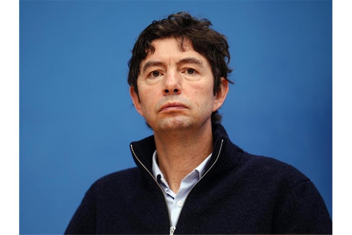 Christian Drosten, Direktor des Instituts für Virologie an der Charité Berlin, äußert sich in der Bundespressekonferenz zur aktuellen Corona-Lage. Foto: Kay Nietfeld/dpa