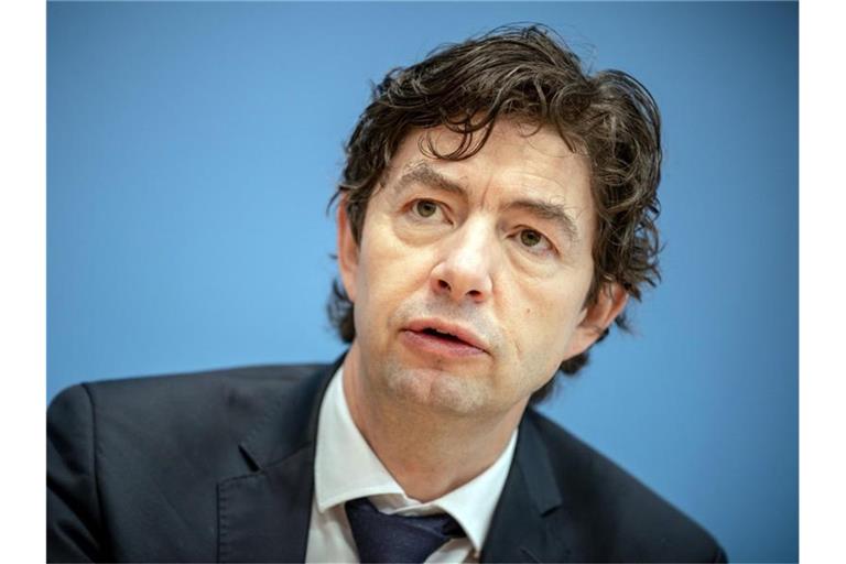 Christian Drosten, Direktor Institut für Virologie der Charité Berlin, bei einer Pressekonferenz. In der Debatte um die Impfquote in Deutschland nimmt der Virologe das Robert Koch-Institut (RKI) in Schutz. Foto: Michael Kappeler/dpa