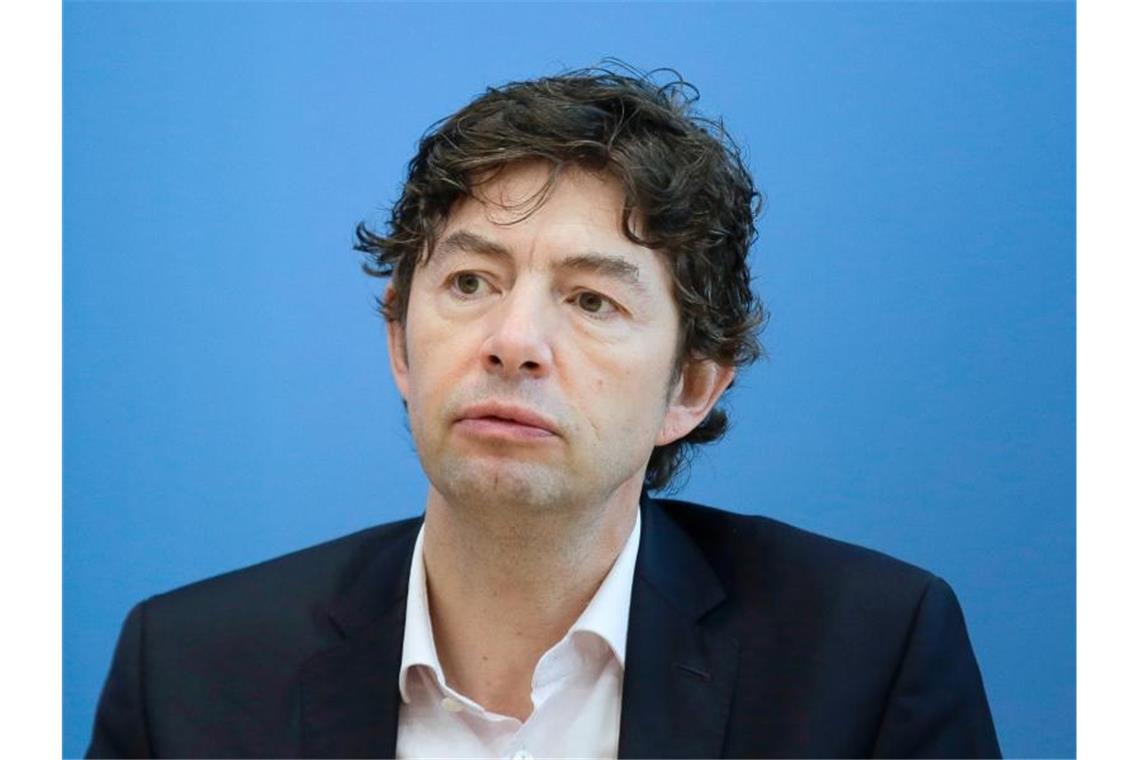 Drosten: Neue Corona-Variante ernst nehmen Christian Drosten nimmt an einer Pressekonferenz teil. Foto: Markus Schreiber/AP POOL/dpa/Archiv