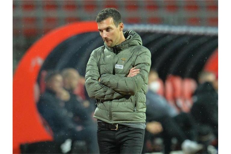 Christian Eichner geht am Spielfeldrand entlang. Foto: Timm Schamberger/dpa/Archivbild
