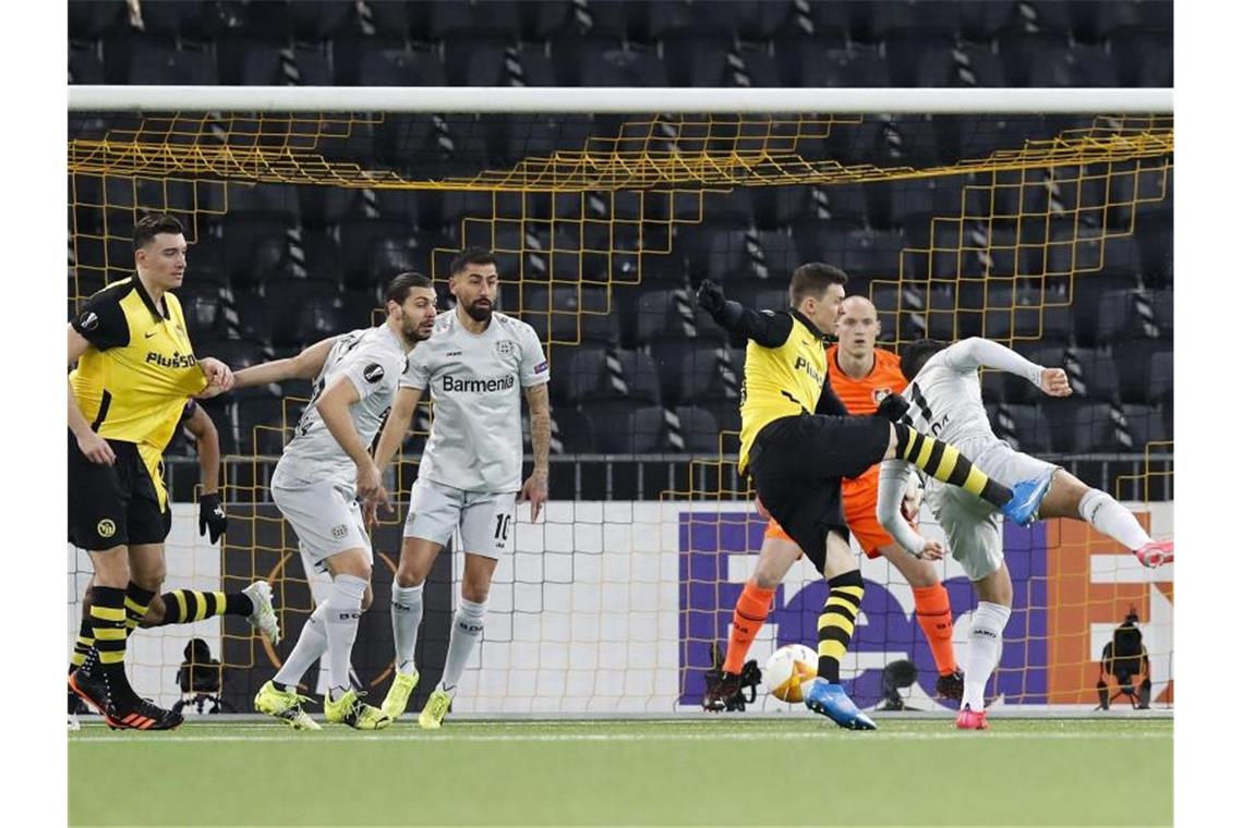 Sieben Tore: Leverkusen verliert verrücktes Spiel in Bern Christian Fassnacht (M) brachte Young Boys auf dem für Leverkusen ungewohnten Kunstrasen schon nach drei Minuten in Führung. Foto: Peter Klaunzer/KEYSTONE/dpa