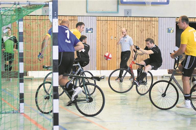 Christian Frey (beim Schuss) steht mit den Waldremser Fünferradballern auf Rang zwei. Foto: T. Sellmaier