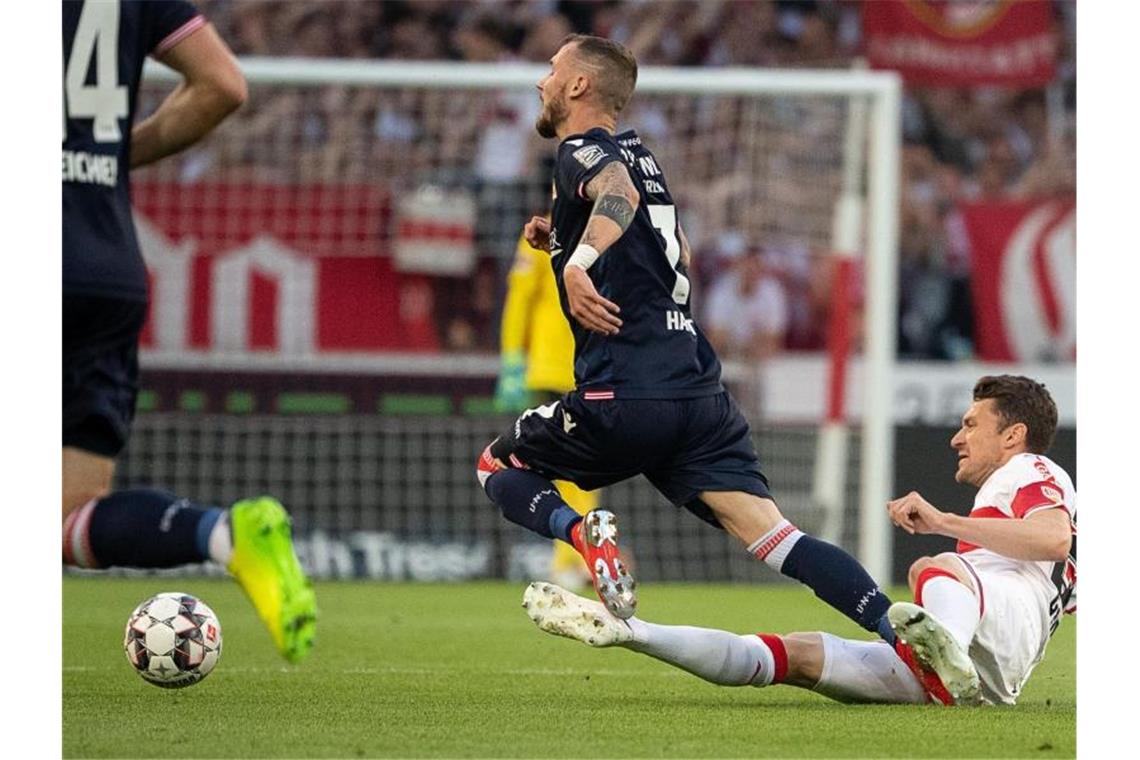 VfB droht Absturz in die Zweite Liga - Union im Vorteil Christian Gentner (r) grätscht gegen Marcel Hartel. Foto: Sebastian Gollnow