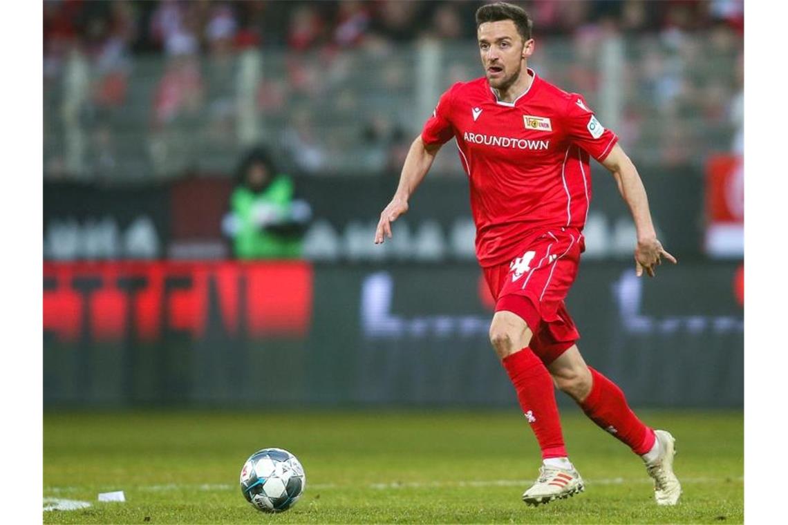Mit Option auf zwei Jahre: Gentner geht zum FC Luzern Christian Gentner spielt den Ball. Foto: Andreas Gora/dpa/archivbild