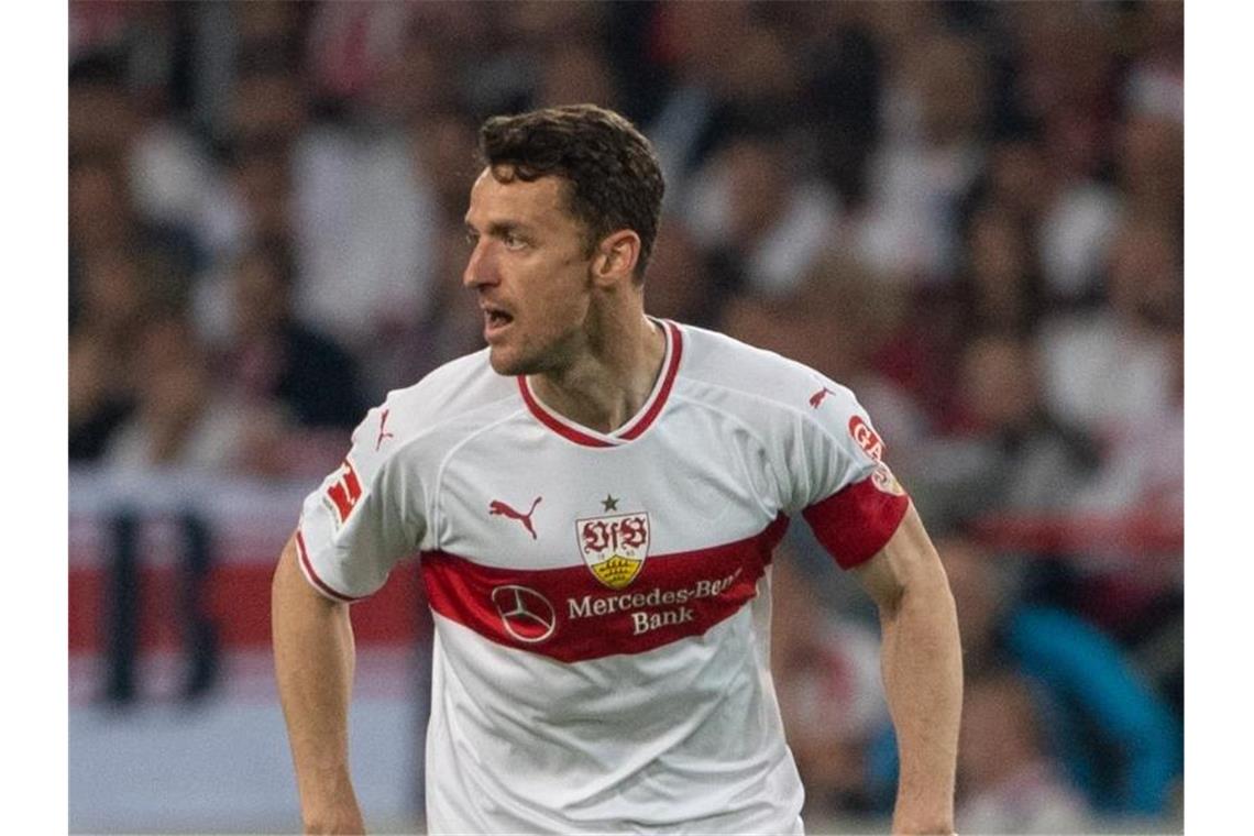 Christian Gentner vom VfB Stuttgart spielt einen Ball. Foto: Sebastian Gollnow/Archivbild