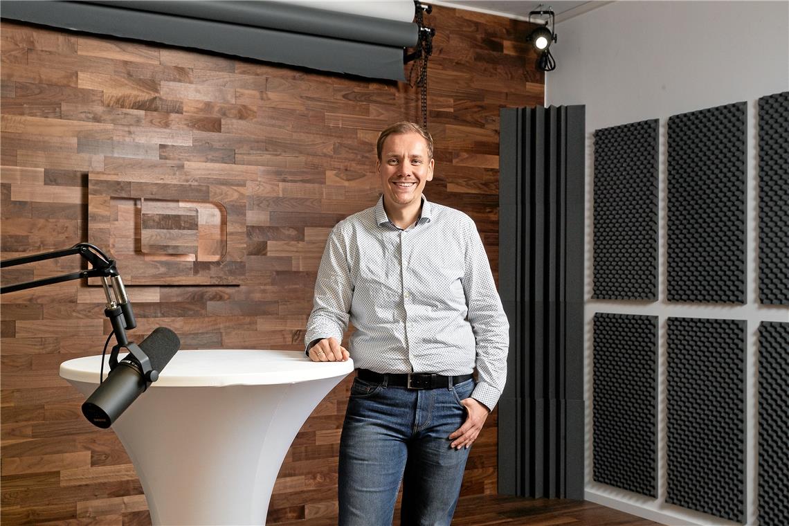 Christian Gmehling verfügt im Sulzbacher Firmensitz über ein Foto- und Filmstudio, in dem auch die Videos für die digitalen Auftritte des Unternehmens angefertigt werden. Foto: J. Fiedler