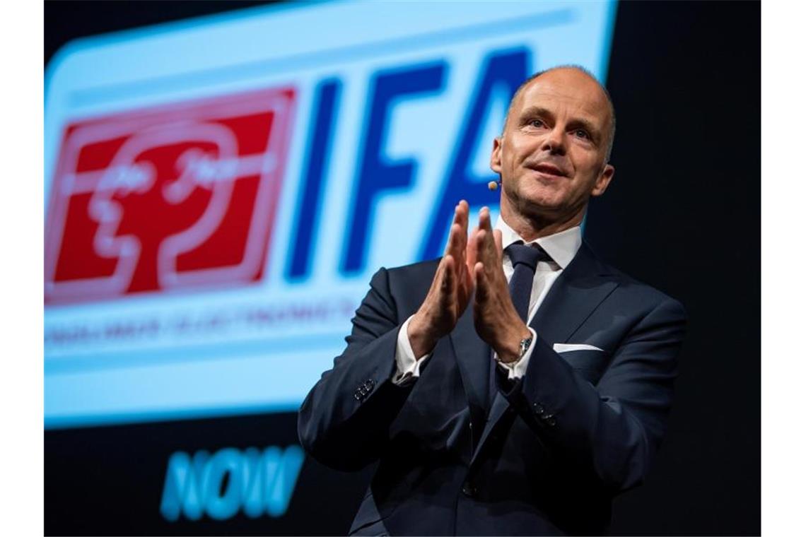 IFA eröffnet: Das Smartphone wird zum heimlichen Star Christian Göke, Vorsitzender der Geschäftsführung der Messe Berlin, spricht bei der Eröffnungspressekonferenz am ersten Medientag der Technik-Messe IFA, der weltweit größten Fachmesse für Unterhaltungs- und Gebrauchselektronik. Foto: Bernd von Jutrczenka