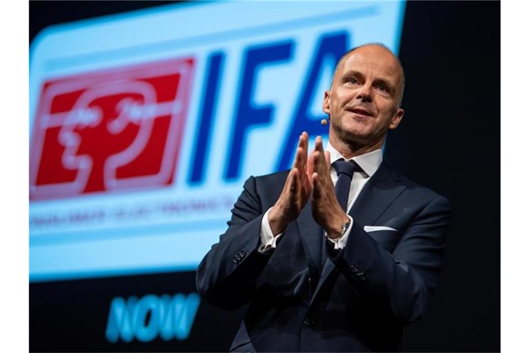 Christian Göke, Vorsitzender der Geschäftsführung der Messe Berlin, spricht bei der Eröffnungspressekonferenz am ersten Medientag der Technik-Messe IFA, der weltweit größten Fachmesse für Unterhaltungs- und Gebrauchselektronik. Foto: Bernd von Jutrczenka