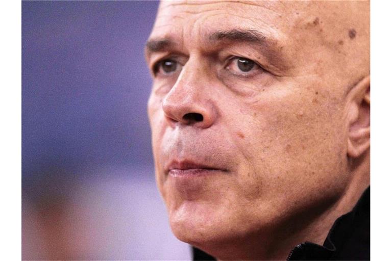 Christian Gross ist in dieser Saison bereits der vierte Chef-Trainer auf Schalke. Foto: Ahmed Yosri/EPA/dpa