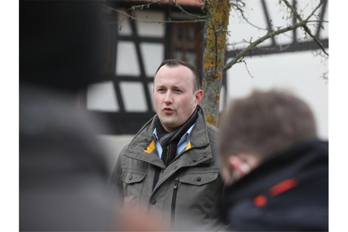 Thüringer CDU will 7000-Euro-Spende abgeben Christian Herrgott, Generalsekretär der CDU Thüringen, bei einem Pressestatement. Die Thüringer CDU geht Unklarheiten bei einer Parteispende an den CDU-Kreisverband Suhl nach. Foto: Bodo Schackow/dpa-Zentralbild/dpa