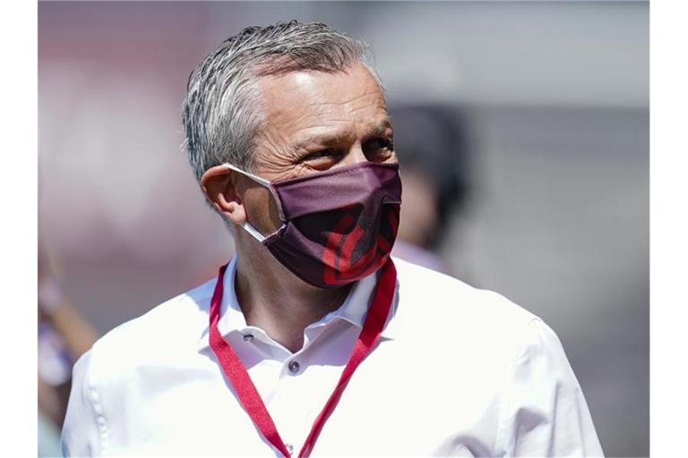 Christian Hock, Sportdirektor bei Wehen Wiesbaden, steht auf dem Spielfeld und trägt eine Maske. Foto: Uwe Anspach/dpa/Archivbild