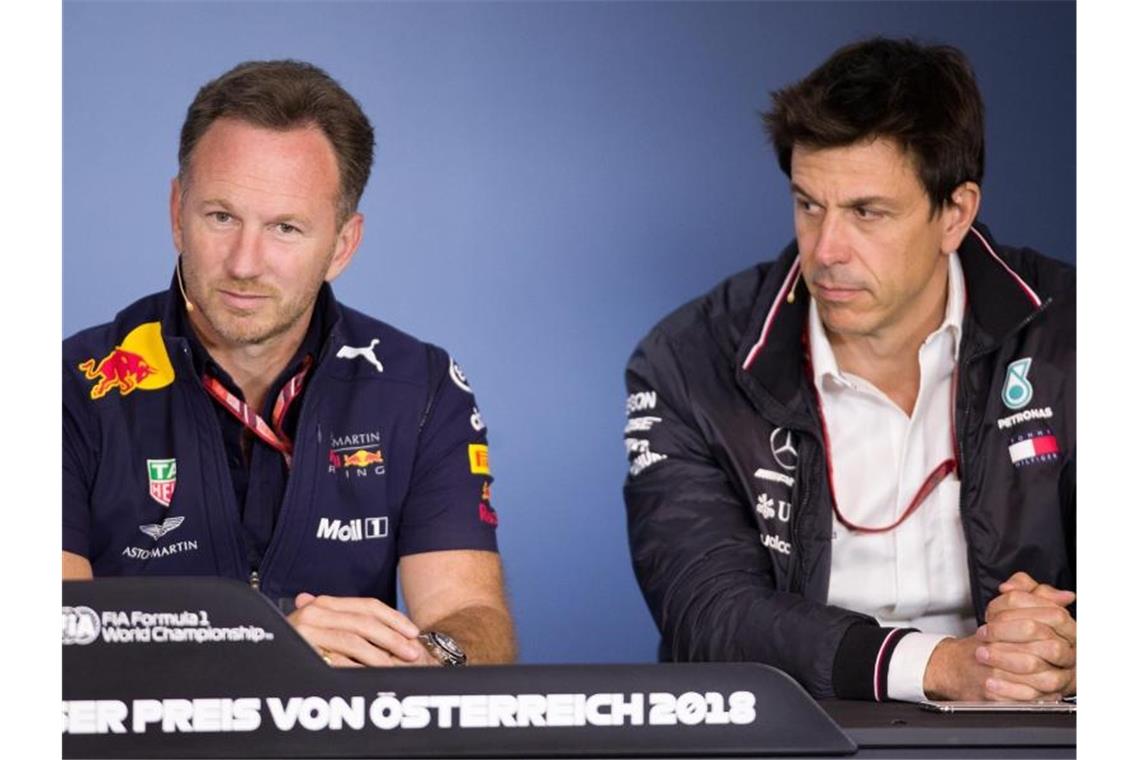 Christian Horner (l), Red Bull Racing Teamchef, und Toto Wolff, Mercedes-Motorsportchef, nehmen an einer Pressekonferenz teil. Foto: Georg Hochmuth/APA/dpa/Archivbild