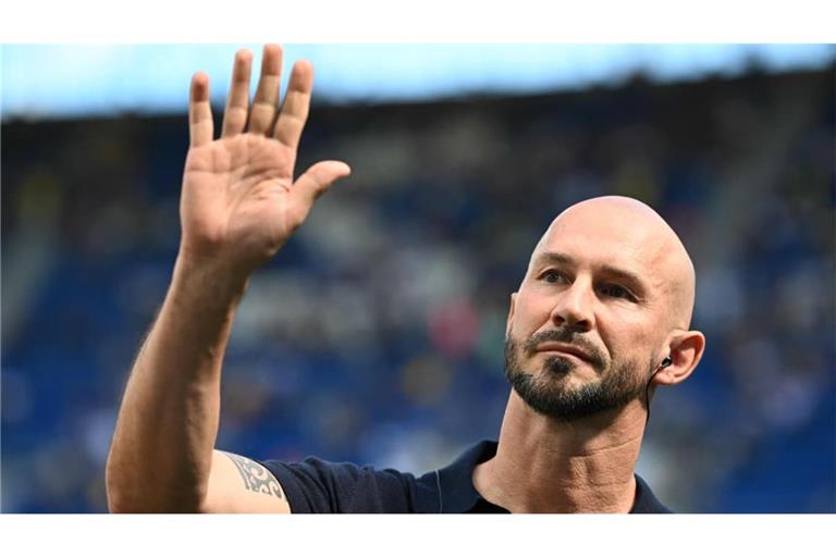 Christian Ilzer winkt ins Publikum: Der Trainer der TSG Hoffenheim will gegen den VfB die ersten Punkte der Saison holen.