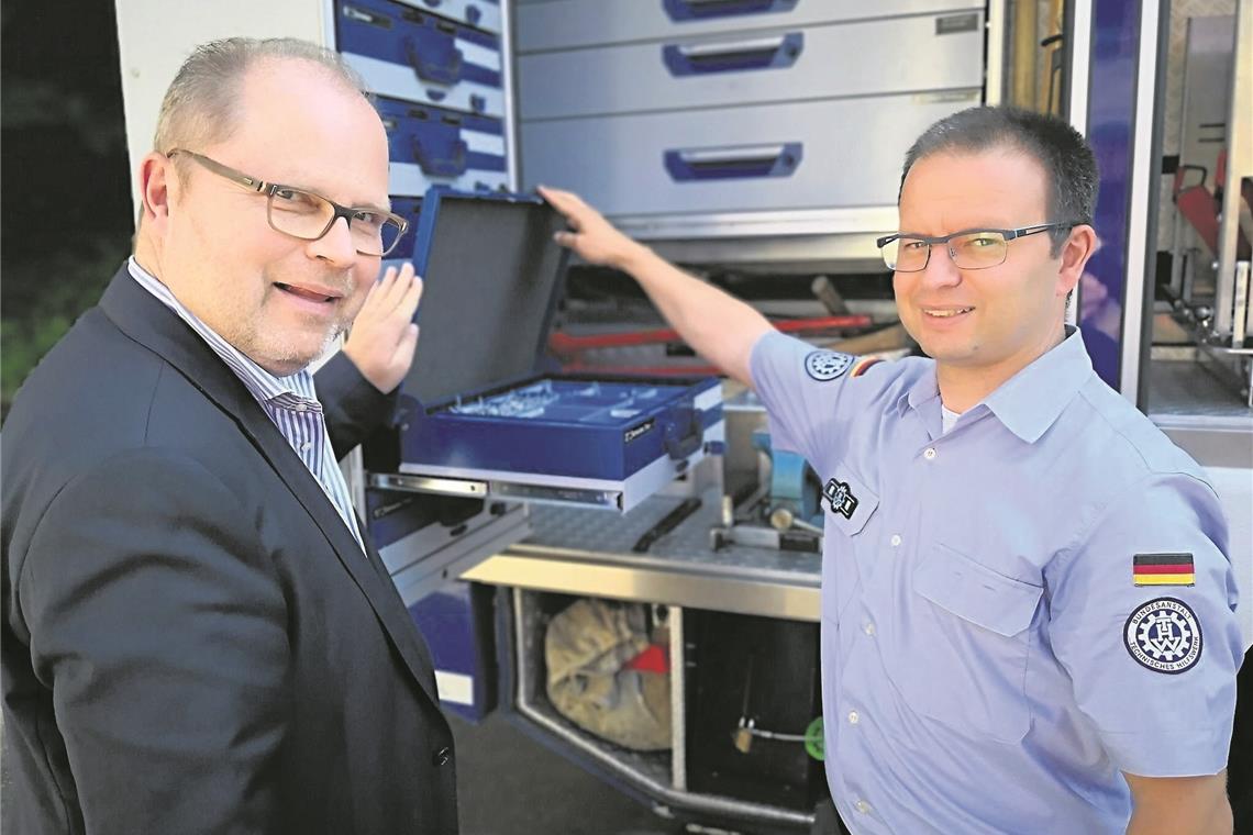 Christian Lange (links) ließ sich vom stellvertretenden THW-Landessprecher Steffen Hoffmann über die Einsatzbereitschaft informieren. Foto: privat