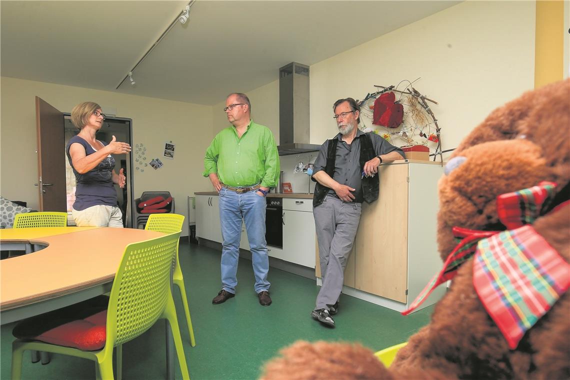 Neues Hospiz im Betrieb inspiziert Christian Lange (SPD) im Gespräch mit Gaby Hammer vom Kinderhospizdienst Pusteblume und Hospizchef Heinz Franke (rechts). Foto: A. Becher