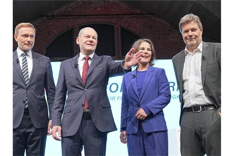 Christian Lindner (FDP), Olaf Scholz (SPD), Annalena Baerbock (Bündnis 90/Die Grünen) und Robert Habeck stellen den gemeinsamen Koalitionsvertrag vor. Foto: Kay Nietfeld/dpa
