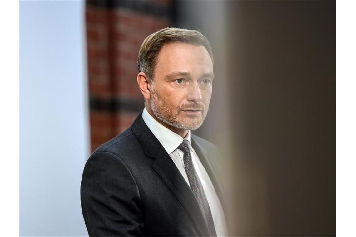 Christian Lindner, Fraktionsvorsitzender und Parteivorsitzender der FDP, gibt nach einer gemeinsamen Sitzung des FDP-Bundesvorstand und der neugewählten Bundestagsfraktion zur Aufnahme von Koalitionsverhandlungen mit SPD und Grünen ein Statement ab. Foto: Paul Zinken/dpa