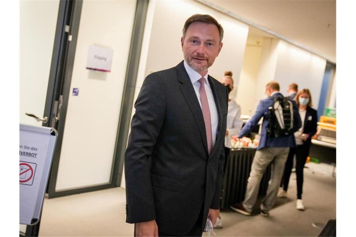 Lindner: FDP will Vorsondierungen mit den Grünen führen Christian Lindner ist wieder Fraktionsvorsitzender der FDP im neuen Bundestag. Foto: Kay Nietfeld/dpa