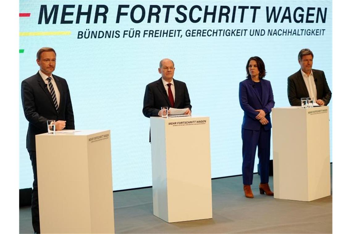 Ampel-Parteien stellen Koalitionsvertrag vor Christian Lindner, Olaf Scholz, Annalena Baerbock und Robert Habeck stellen den gemeinsamen Koalitionsvertrag der Ampel-Parteien vor. Foto: Kay Nietfeld/dpa