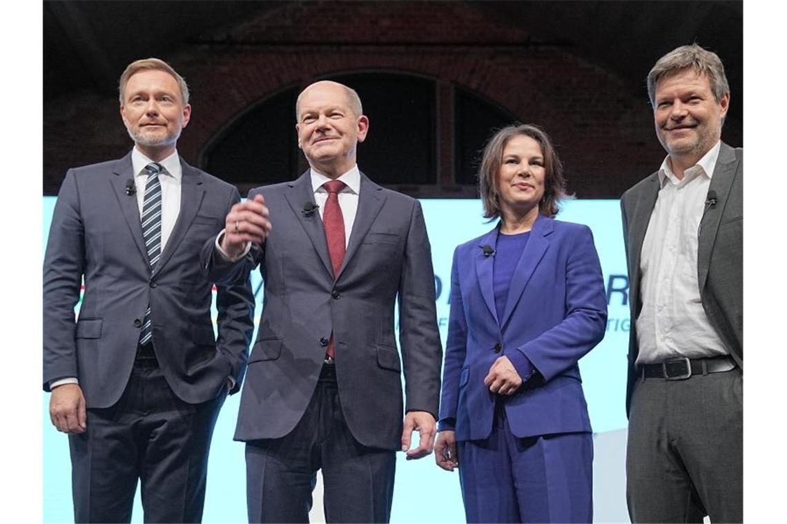 Kernpunkte aus dem Koalitionsvertrag Christian Lindner, Olaf Scholz, Annalena Baerbock und Robert Habeck stellen in Berlin den Koalitionsvertrag der Ampel-Parteien vor. Foto: Kay Nietfeld/dpa