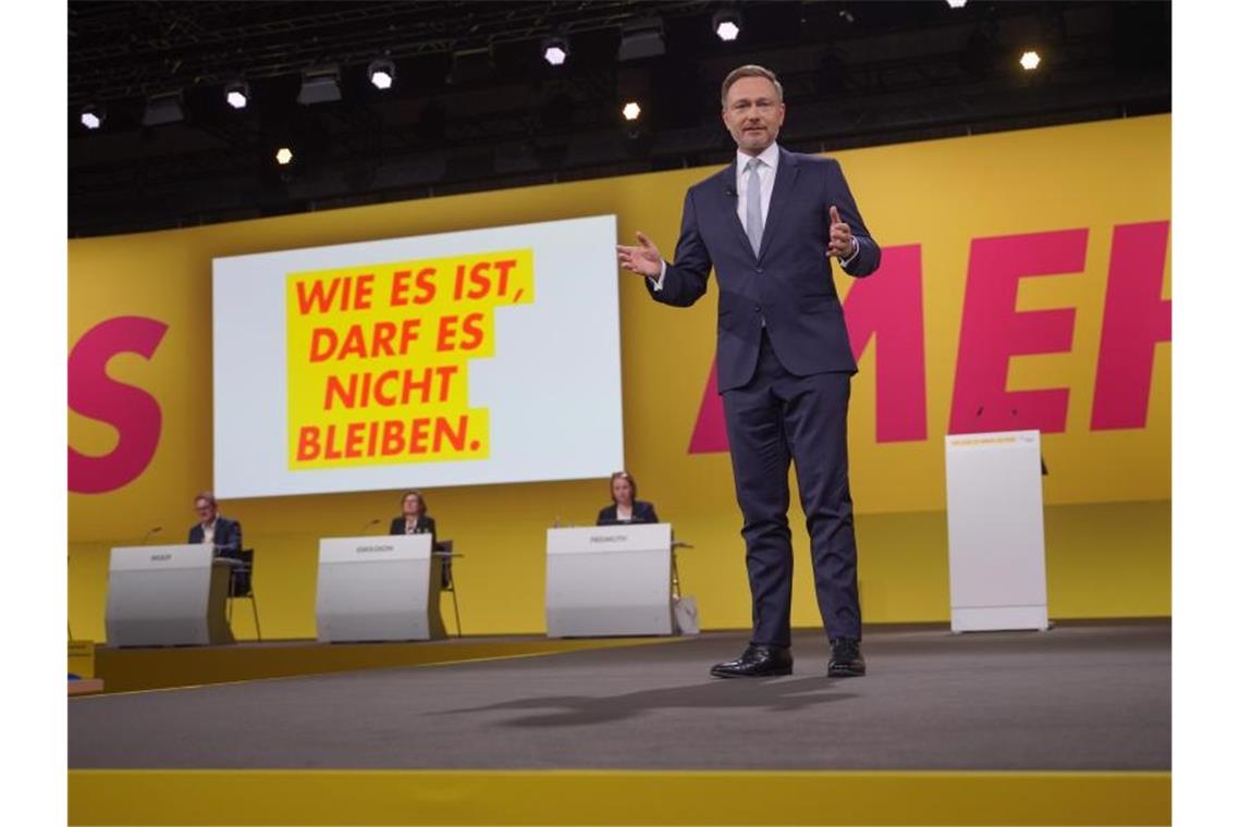 Christian Lindner, Parteivorsitzender der FDP, spricht beim Außerordentlichen Bundesparteitag der FDP. Foto: Jörg Carstensen/dpa