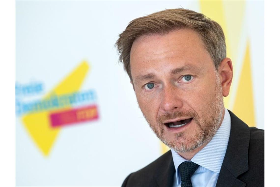 FDP-Chef Lindner verspätet sich bei „Hart aber fair“ Christian Lindner, Vorsitzender der FDP-Bundestagsfraktion, äußert sich vor der Sitzung der FDP-Fraktion im Deutschen Bundestag. Foto: Bernd von Jutrczenka/dpa
