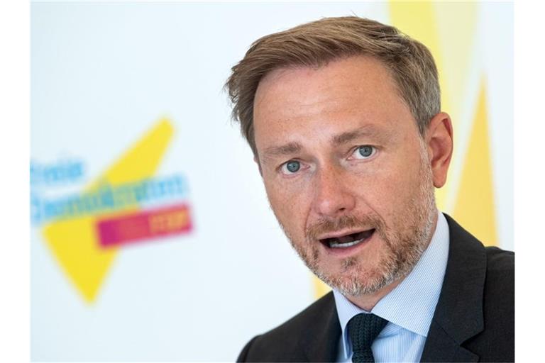 Christian Lindner, Vorsitzender der FDP-Bundestagsfraktion, äußert sich vor der Sitzung der FDP-Fraktion im Deutschen Bundestag. Foto: Bernd von Jutrczenka/dpa
