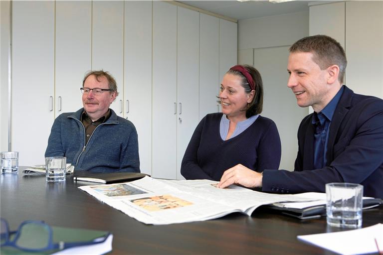 Christian Muggenthaler (links) und Jasmin Meindl vom Bandhaus-Theater in Backnang halten als Blattkritiker zur Freude von Redaktionsleiter Kornelius Fritz ein Plädoyer für Zeitungsjournalismus im Internetzeitalter. Foto: A. Becher