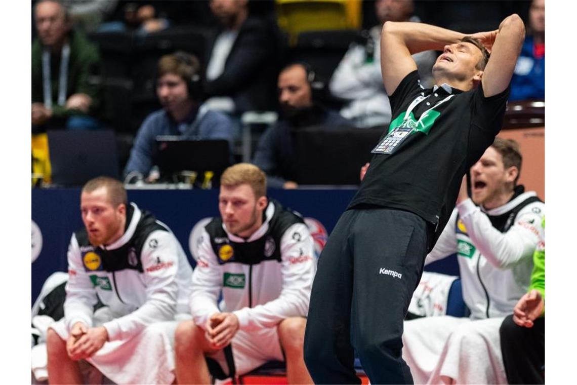 Christian Prokop hadert mit dem Spiel seiner Mannschaft gegen Lettland. Foto: Robert Michael/dpa-Zentralbild/dpa