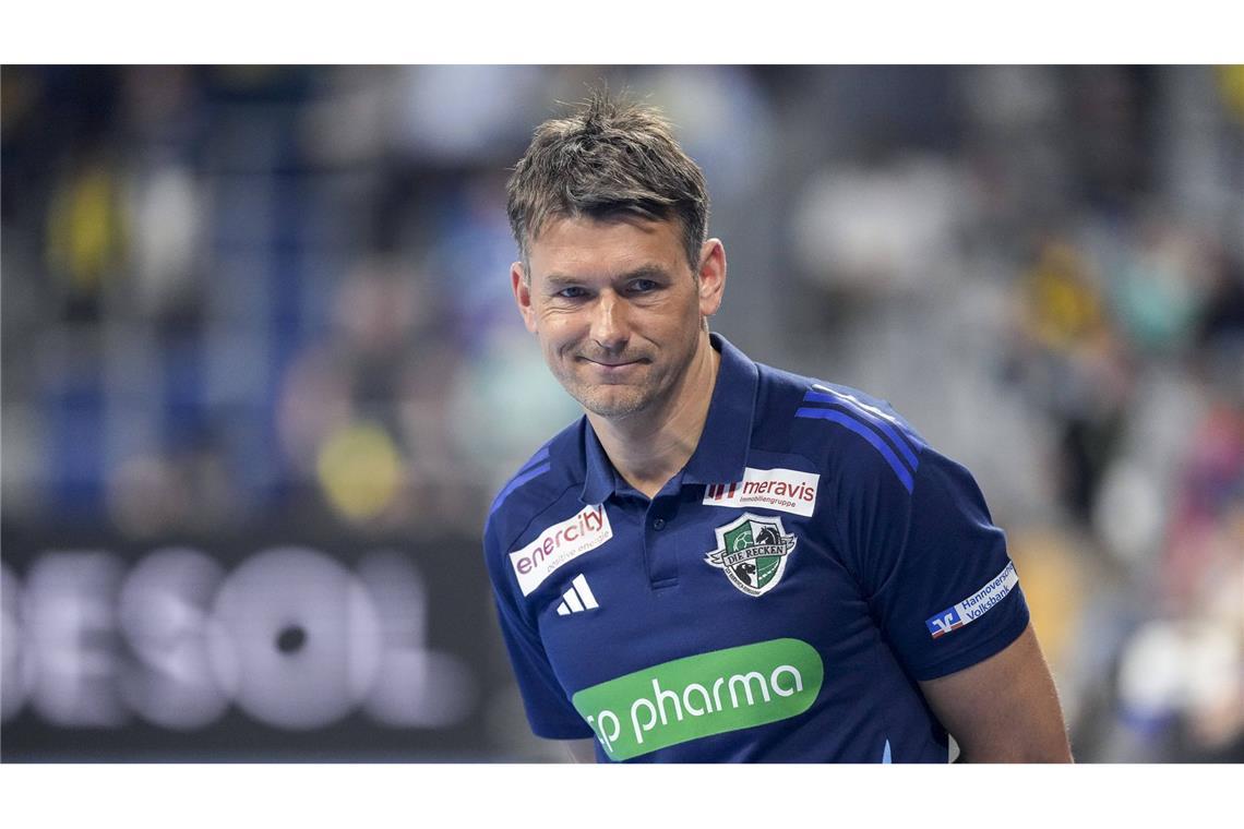 Christian Prokop (TSV Hannover-Burgdorf, 46 Jahre alt): Christian Prokop hatte als ehemaliger Bundestrainer eine starke Länderspiel-Bilanz und erzielte mit der deutschen Nationalmannschaft 71,7 % erfolgreiche Partien. Seit 2021 führt er Hannover-Burgdorf weiter und führte die Mannschaft 2023 zurück auf europäisches Parkett. Unter seiner Leitung wurde der Vertrag frühzeitig bis 2026 verlängert – sein erklärtes Ziel: die TSV dauerhaft in Europa zu verankern.