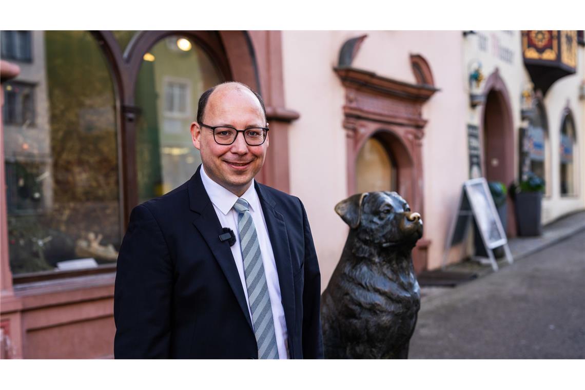 OB von Rottweil kritisiert Schweizer Rottweiler-Verbot Christian Ruf, Oberbürgermeister von Rottweil, neben der Skulptur „Rottweiler“ von Ottmar Hörl.