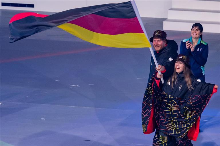 Christian Schmiedt und Andrea Rothfuss mit der deutschen Fahne bei der Abschlussfeier der Paralympics. Foto: Tom Weller
