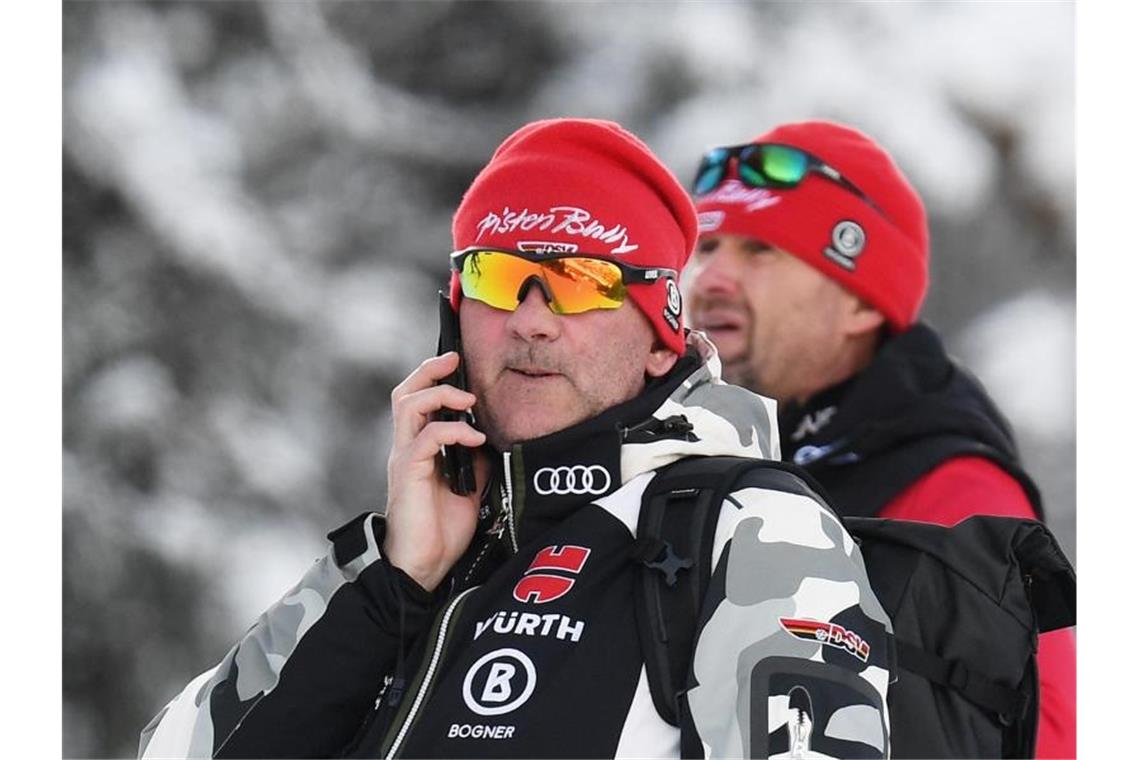Mit Corona-Sorgen auf die Streif: Nervenprobe für Alpin-Asse Christian Schwaiger (l), Herren-Bundestrainer des Deutschen Skiverbands (DSV). Foto: Angelika Warmuth/dpa
