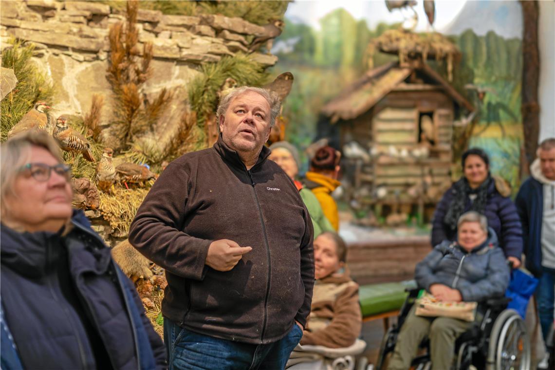 Auszeit für Demenzkranke und Angehörige Christian Schweizer greift bei einem Rundgang durchs Museum Aspekte aus der herbstlichen und winterlichen Tierwelt auf. Foto: Stefan Bossow