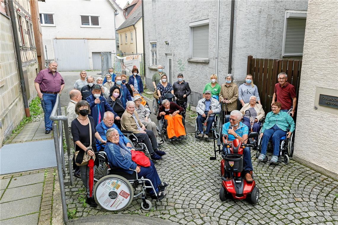 Theodor Heuss, vergessen in der Stadtkirche Christian Schweizer (links) kann bei seinen Führungen aus einem reichen Fundus an Geschichte und Geschichten schöpfen. Beim Rundgang durch Murrhardt, der bei der Volkshochschule startete (Foto), machte er mit seinen Gästen an weiteren markanten Punkten Halt wie dem Marktplatz und der Stadtkirche. Foto: J. Fiedler
