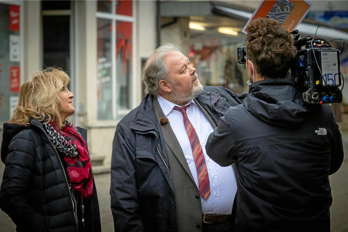 Christian Schweizer und Martina Mayer machen sich an die Lösung des Bilderrätsels.