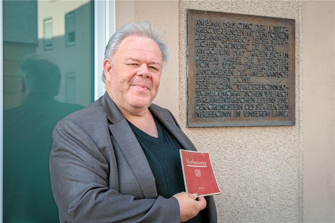 Erste Landrätekonferenz in Murrhardt vor 80 Jahren Christian Schweizer vor der Tafel, die an die Landrätekonferenz im Gasthof Sonne-Post in Murrhardt erinnert. Für ihn ein weiterer Meilenstein ist die Verfassung für Württemberg-Baden, die im Jahr 1946 entstand. Foto: Stefan Bossow
