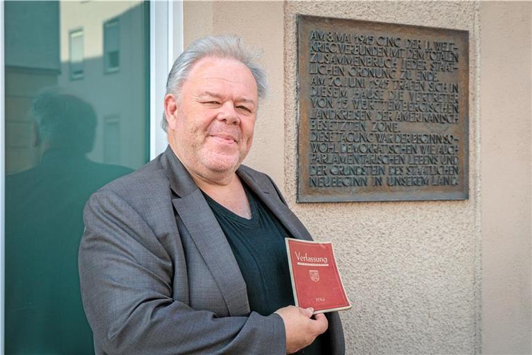 Christian Schweizer vor der Tafel, die an die Landrätekonferenz im Gasthof Sonne-Post in Murrhardt erinnert. Für ihn ein weiterer Meilenstein ist die Verfassung für Württemberg-Baden, die im Jahr 1946 entstand. Foto: Stefan Bossow