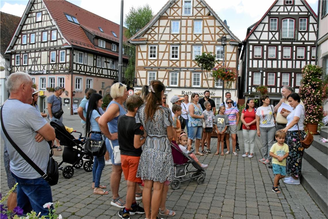 Von Auswanderern und Schicksalsvorfahren – eine Stadtführung auf ukrainisch Christian Schweizer (Zweiter von rechts) hat die Ukrainerinnen und Ukrainer mit auf eine Stadtführung genommen. Foto: Elisabeth Klaper