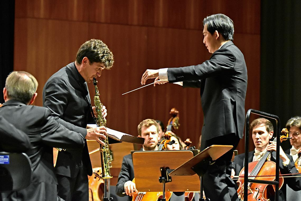 Ein märchenhaft schöner Klassikauftakt im Bürgerhaus Christian Segmehl am Saxofon brilliert unter der Leitung von Samuel Lee. Foto: Tobias Sellmaier