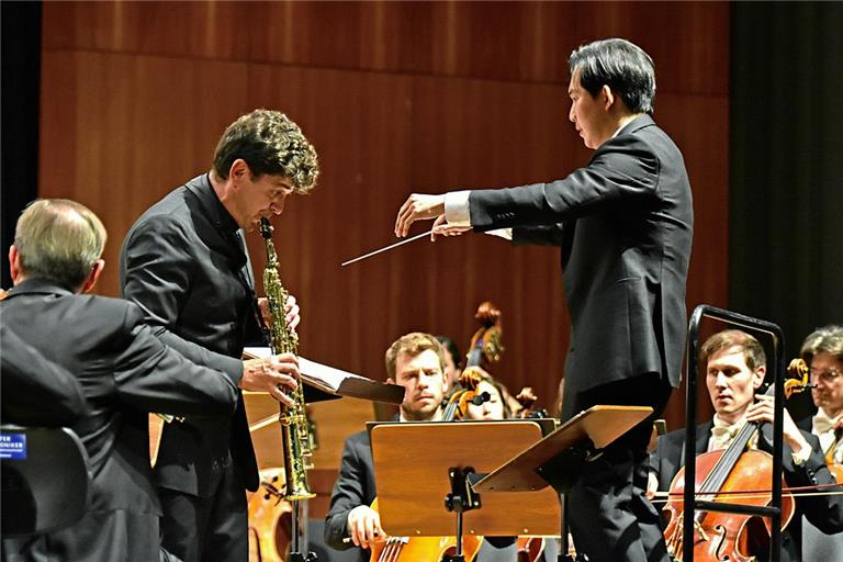 Christian Segmehl am Saxofon brilliert unter der Leitung von Samuel Lee. Foto: Tobias Sellmaier