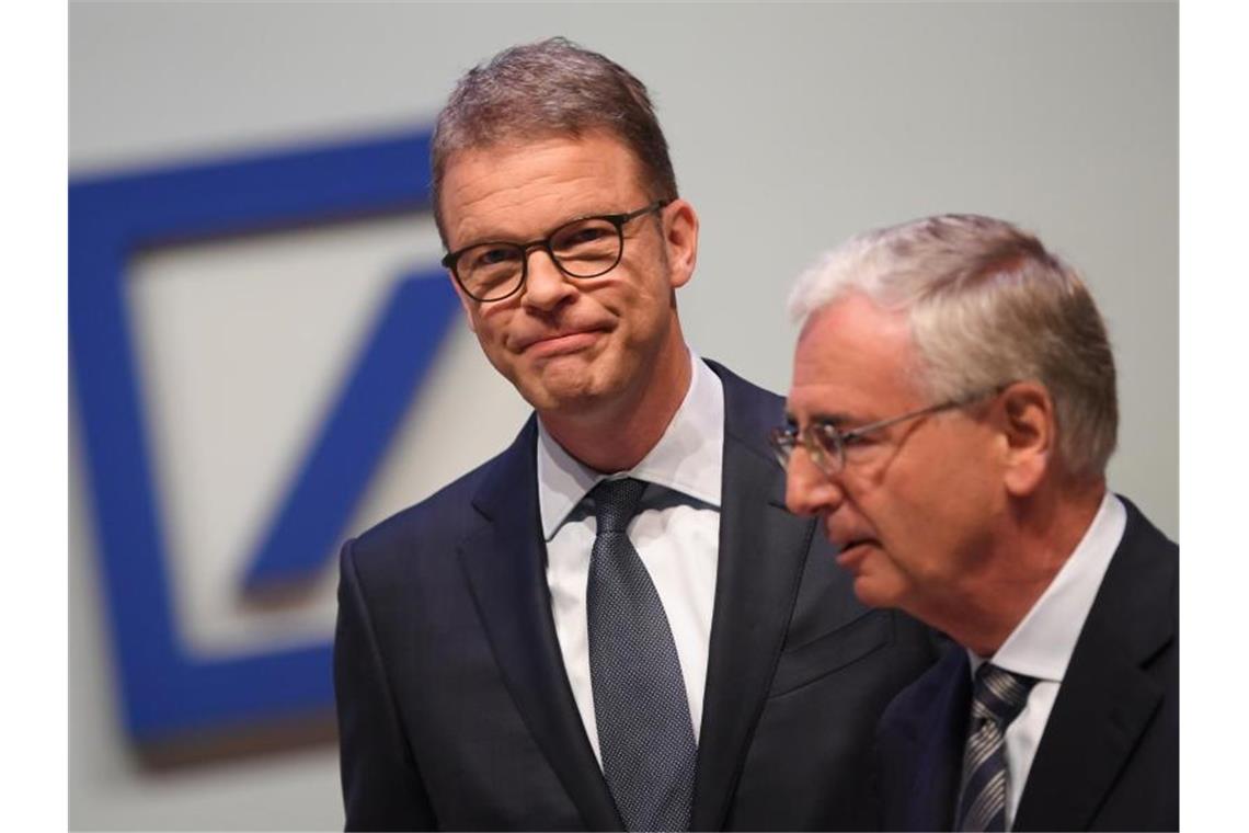 Christian Sewing (l), Vorstandsvorsitzender der Deutschen Bank, und Paul Achleitner, Aufsichtsratsvorsitzender, bei der Hauptversammlung. Foto: Arne Dedert/dpa