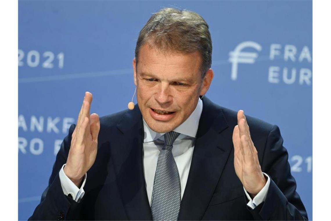 Christian Sewing, Vorstandsvorsitzender der Deutschen Bank, spricht auf der Bankenkonferenz „Frankfurt Euro Finance Summit 2021“ im Frankfurter Hilton Hotel. Foto: Arne Dedert/dpa