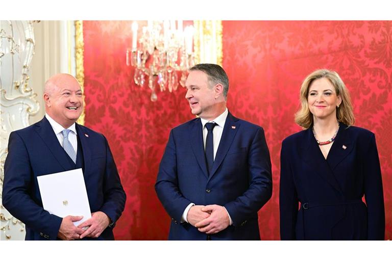 Christian Stocker (links, Bundeskanzler, ÖVP), Andreas Babler (Vizekanzler, Wohnen, Kunst, Kultur, Medien und Sport, SPÖ) und Beate Meinl-Reisinger (Äußeres, NEOS)