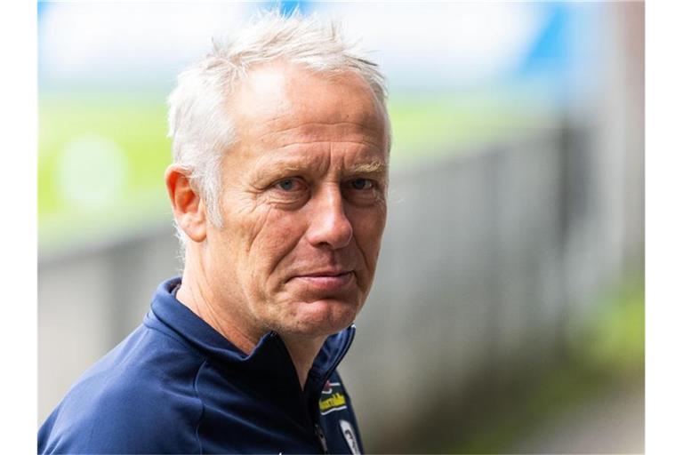 Christian Streich, Cheftrainer des SC Freiburg, spricht mit Medienvertretern. Foto: Philipp von Ditfurth/dpa